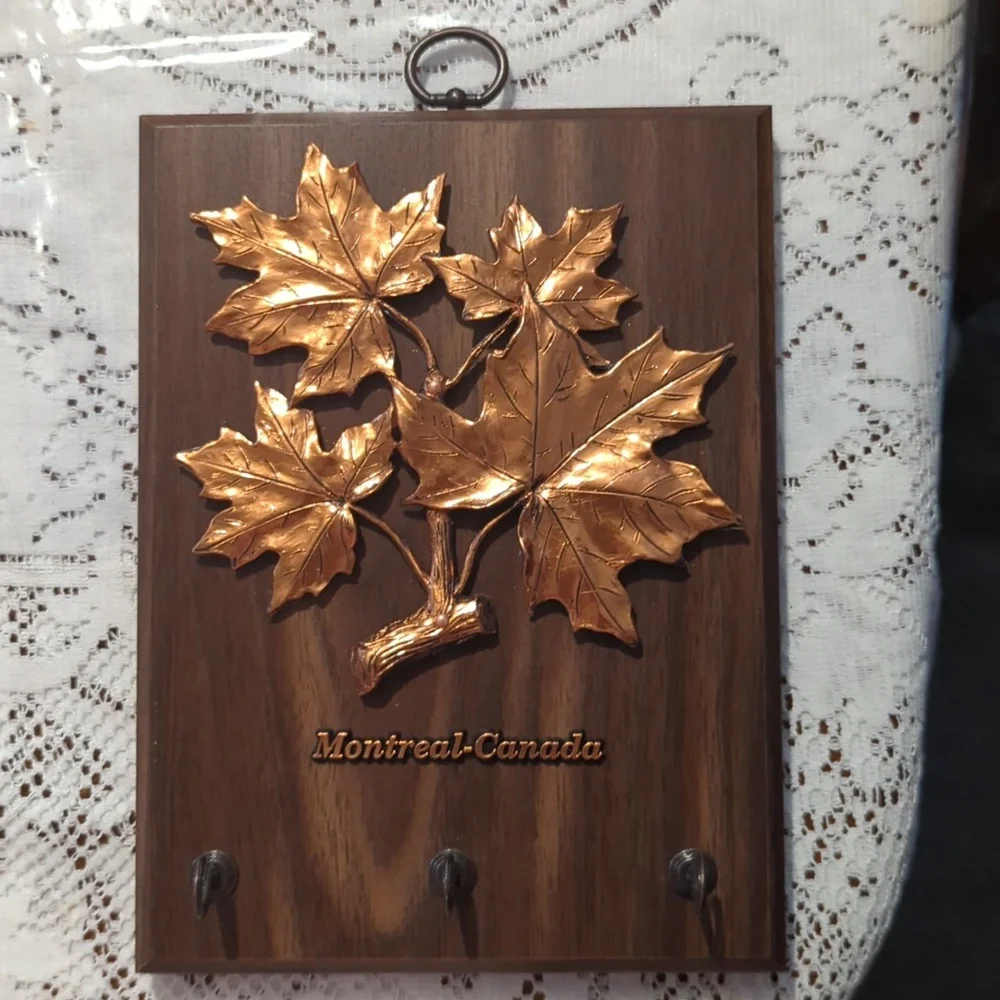 Wooden cooper Montreal - Canada plaque with hooks